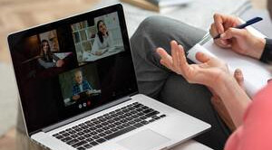 Dues persones en una videotrucada